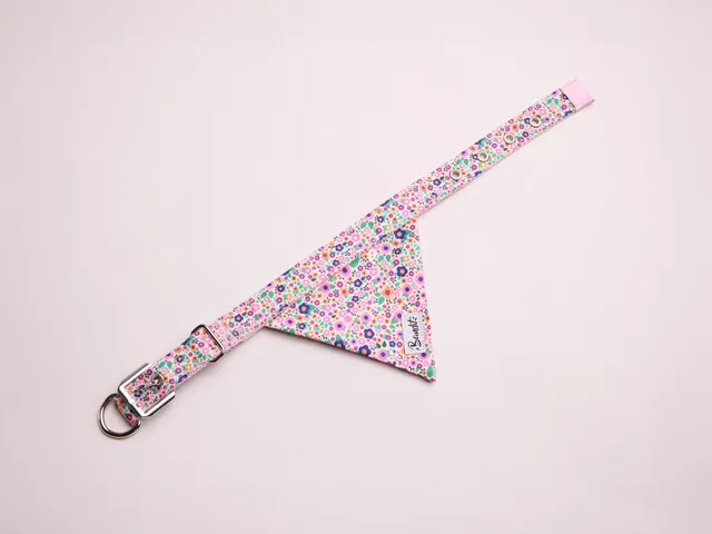 bandit-bandana-chien-pink-blossom-rose-fleuri-petit-chien image 1