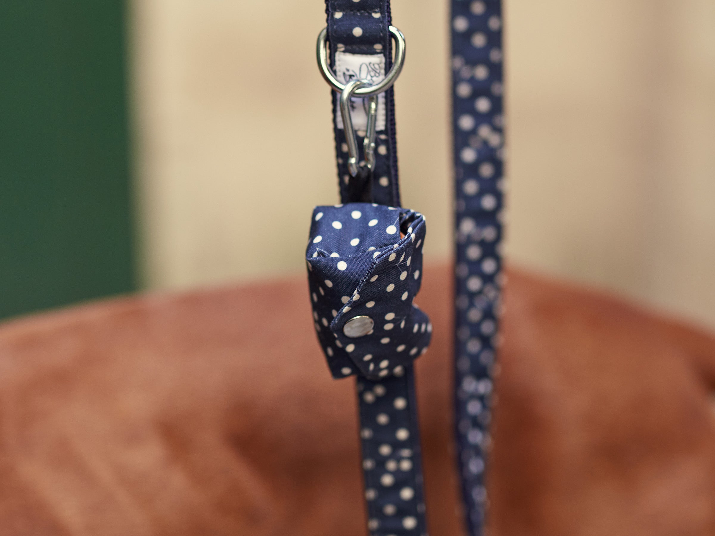 bandit-jeux-d-enfants-pochette-sacs-crottes-bleu-marine-pois-cerises image 2