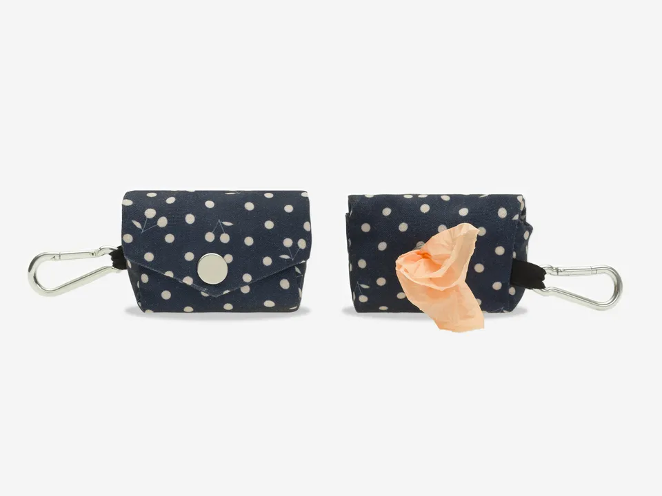 bandit-jeux-d-enfants-pochette-sacs-crottes-bleu-marine-pois-cerises image 1