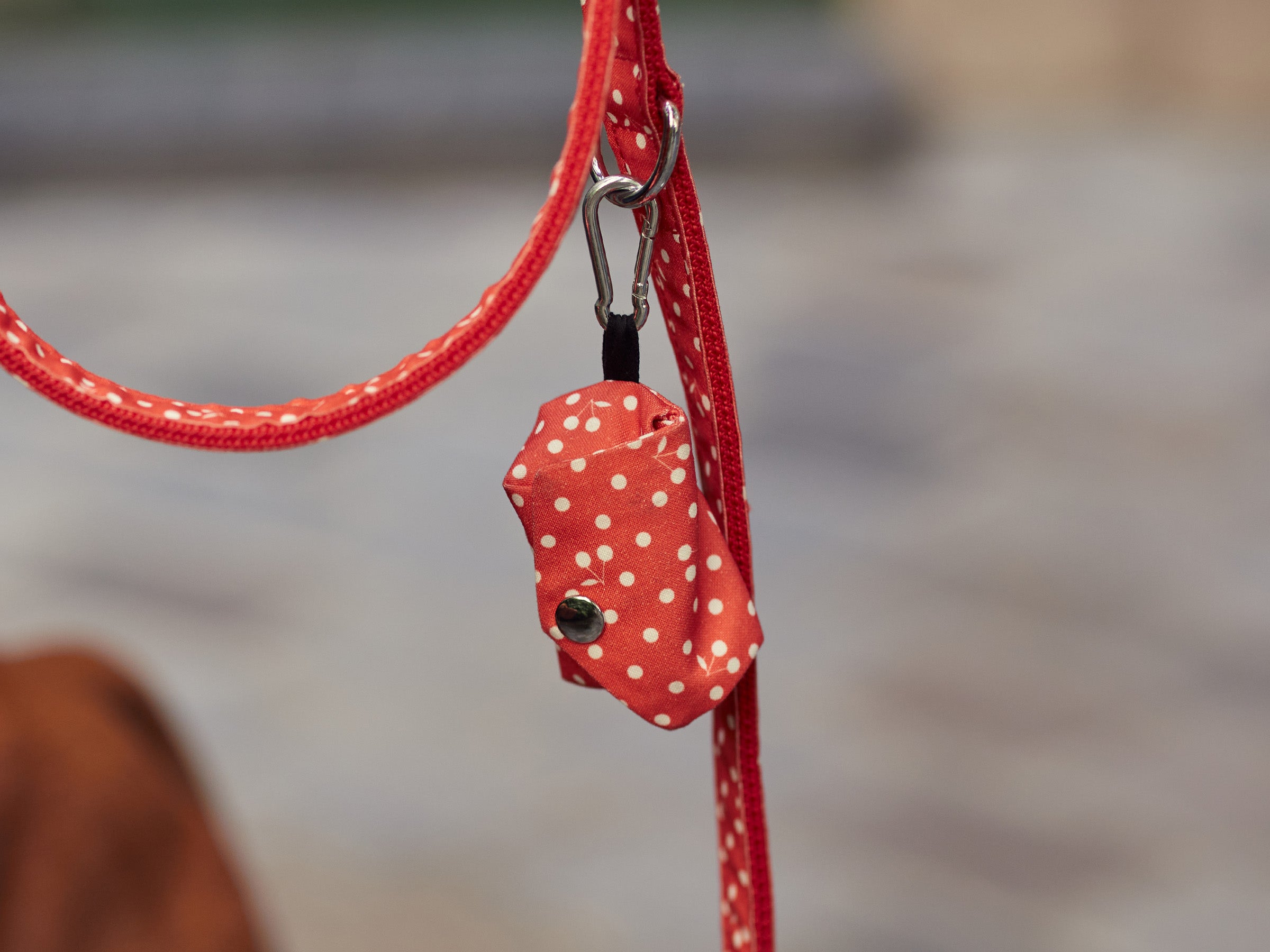 bandit-pochette-sacs-crottes-rouge-coquelicot image 2